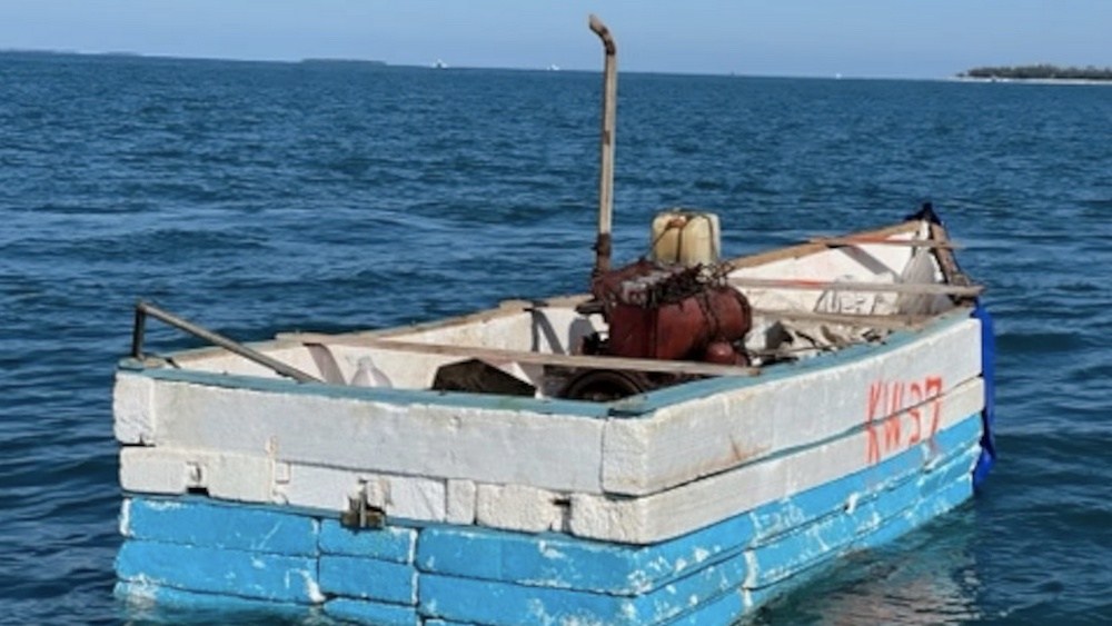 Bote de cubanos rescatados por la Guardia Costera de EEUU.