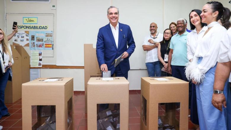 Luis Abinader votando en un colegio electoral.